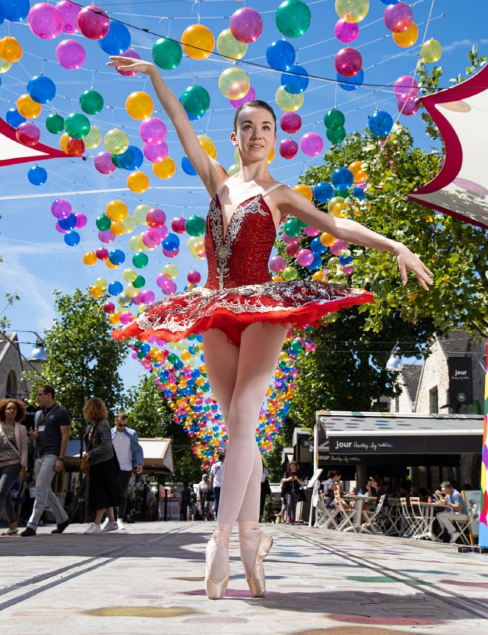 la danseuse exceptionnelle de ballet CYRIELLE JOST pendant notre deplacement dans les rue de BERCY VILLAGE Paris on a découvert des endroit manifique et chaleureux Crédit photo: © MARWAN MOUSSA / 2019 