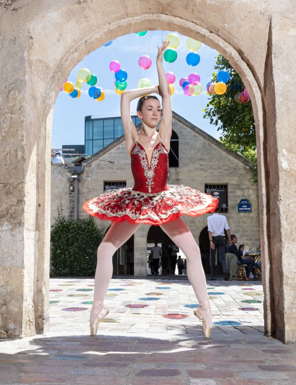 la danseuse exceptionnelle de ballet CYRIELLE JOST pendant notre deplacement dans les rue de BERCY VILLAGE Paris on a découvert des endroit manifique et chaleureux Crédit photo: © MARWAN MOUSSA / 2019 , مروان موسى, مصور