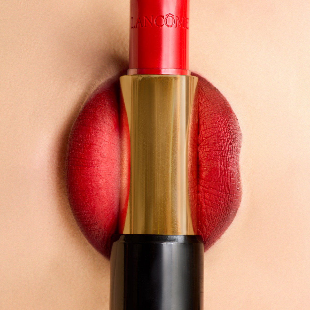 ce rouge à lèvres Lancôme incarne la quintessence du glamour. Sa teinte éclatante se marie parfaitement avec la beauté naturelle des lèvres