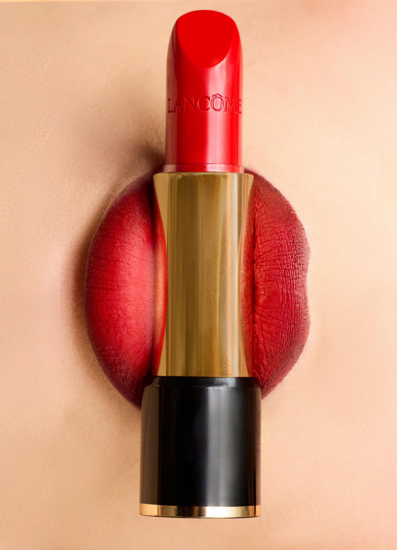ce rouge à lèvres Lancôme incarne la quintessence du glamour. Sa teinte éclatante se marie parfaitement avec la beauté naturelle des lèvres